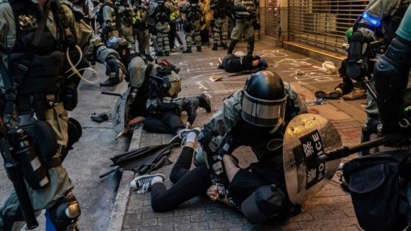 Hong Kong: Violence flares again as pro-democracy protesters defy mask ban
Hong Kong: Violence flares again as pro-democracy protesters defy mask ban