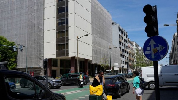 Power returning in Spain and Portugal after large parts hit by blackout - but what caused it? Power returning in Spain and Portugal after large parts hit by blackout - but what caused it?