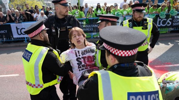 Protesters throw powder on Tower Bridge during London Marathon Protesters throw powder on Tower Bridge during London Marathon