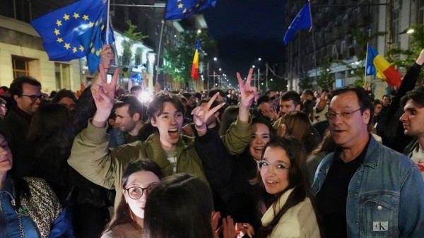 Nicusor Dan beats hard-right favourite George Simion in Romanian election