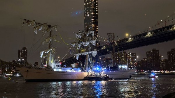 One dead after Mexican navy training ship hits New York's Brooklyn Bridge - as mayor says at least 19 injured One dead after Mexican navy training ship hits New York's Brooklyn Bridge - as mayor says at least 19 injured