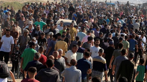 Palestinians flock to Gaza aid centres despite concerns - as lawyers call for sanctions on Israel Palestinians flock to Gaza aid centres despite concerns - as lawyers call for sanctions on Israel