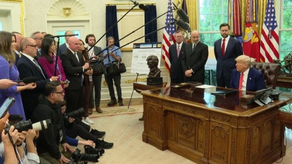 Trump's big reveal of trade deal with UK was awkward spectacle Trump's big reveal of trade deal with UK was awkward spectacle