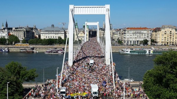 Thousands defy ban to join Pride march in Budapest