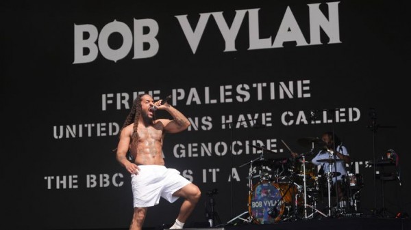 Chief rabbi condemns BBC's 'mishandled response' to anti-IDF chanting at Glastonbury - as Bob Vylan issue new statement Chief rabbi condemns BBC's 'mishandled response' to anti-IDF chanting at Glastonbury - as Bob Vylan issue new statement