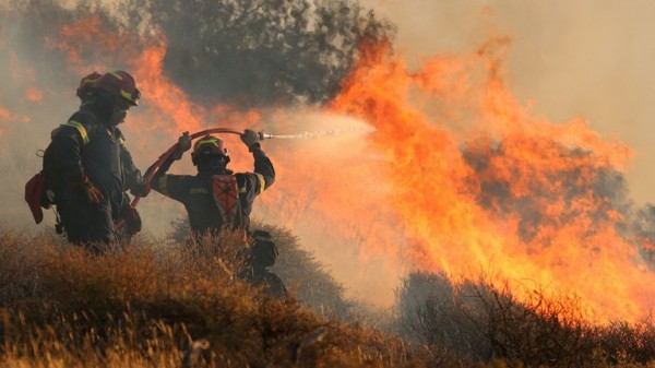 Greece: Wildfire tears through southern Crete - forcing more than 1,500 to flee homes and hotels Greece: Wildfire tears through southern Crete - forcing more than 1,500 to flee homes and hotels