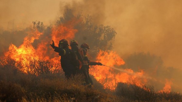 Greece: Wildfire tears through southern Crete - forcing more than 1,500 to flee homes and hotels Greece: Wildfire tears through southern Crete - forcing more than 1,500 to flee homes and hotels