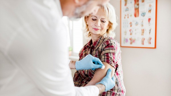 Needle-free vaccine method delivers antibodies through dental floss in early study