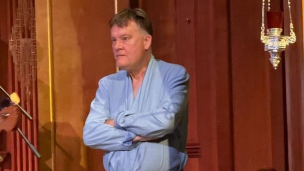 'This shouldn't have happened': Bishop who interrupted church choir in dressing gown apologises 'This shouldn't have happened': Bishop who interrupted church choir in dressing gown apologises