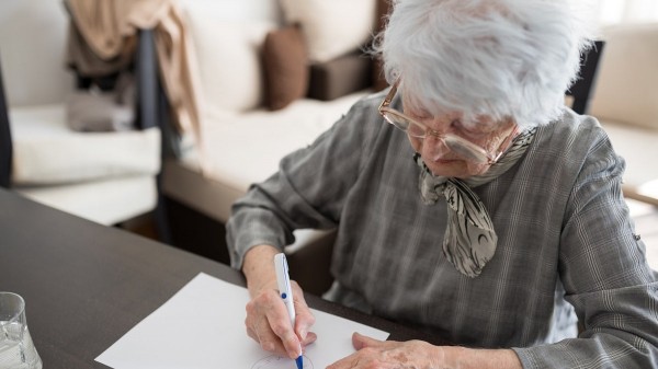 Early Alzheimer&rsquo;s signs detected in 3 minutes with new brainwave test
