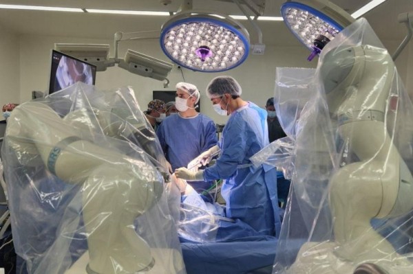 First gallbladder surgery performed with help of AI-guided robot
