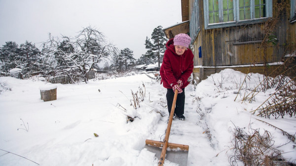 Shoveling snow could pose dangerous health risk for one group, experts warn