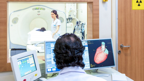 Men face hidden heart risk years earlier than women, study suggests