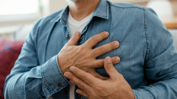 Men face hidden heart risk years earlier than women, study suggests